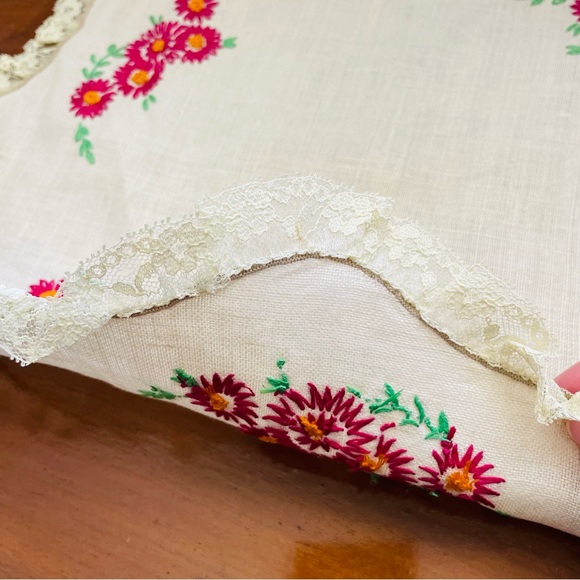 Vintage Hand-Embroidered Round White Doilies/Placemats Flowers and Lace Set of 2 - Picture 9 of 10